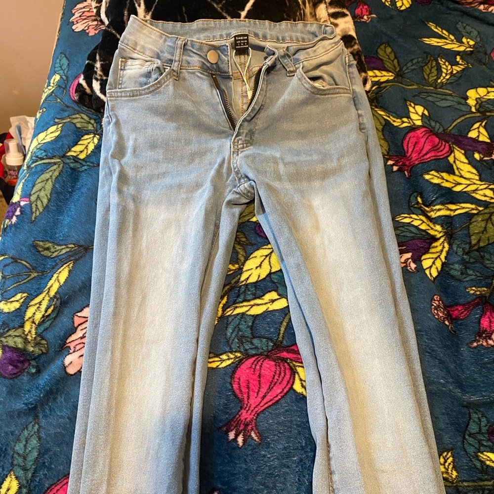 Denim Jeans with ripped Knees